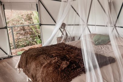 Serene Earth Dome at Bliss Glamping in Guatape, surrounded by lush greenery and designed with natural, earthy tones.